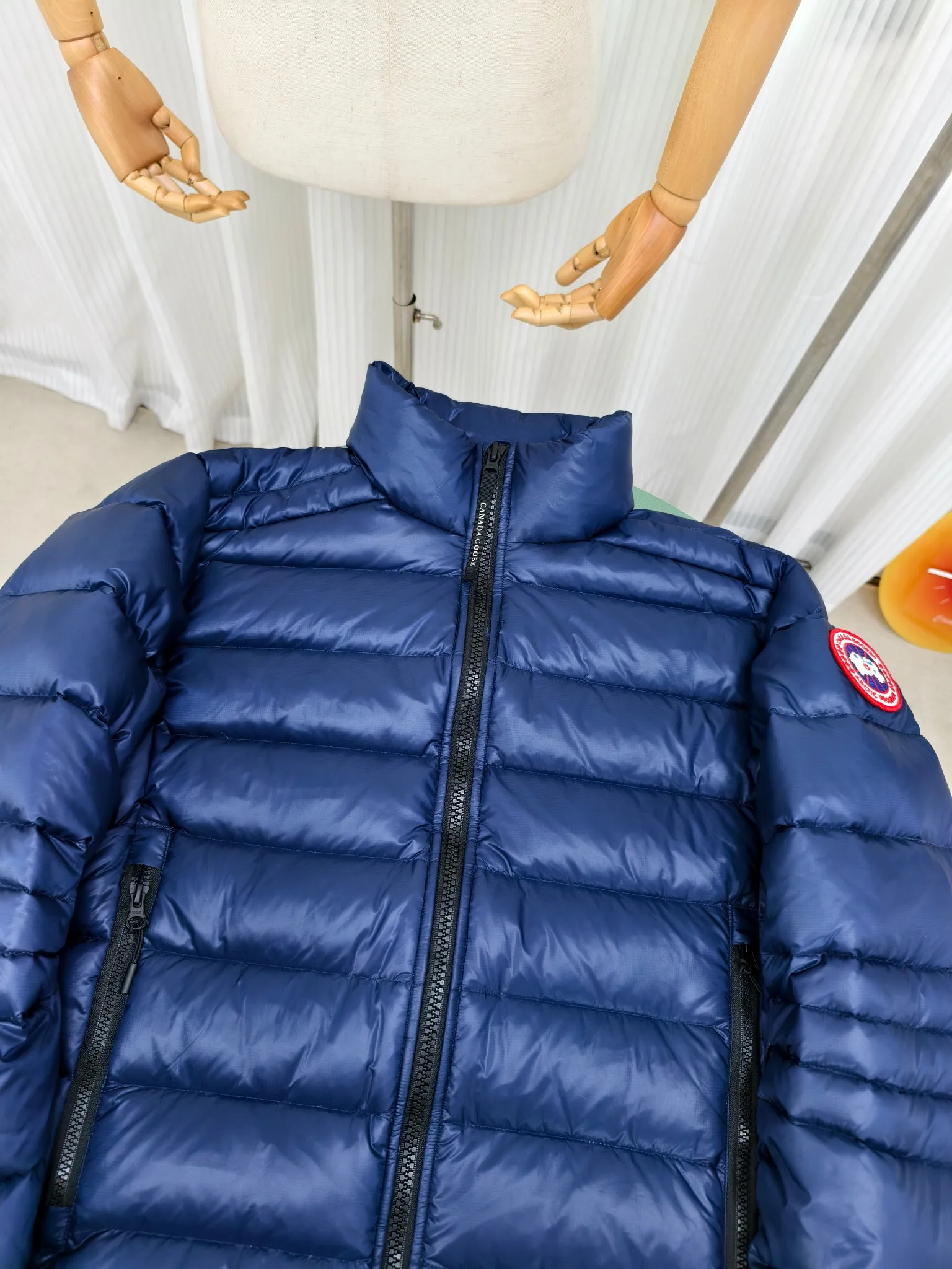 P880 2228M model (high version) Canada goose Crofton down jacket, this is a down jacket suitable for late autumn and early winter: on cold and rainy mornings, it can be used as a layer of warmth inside the rainproof jacket, and can be worn alone in the late autumn and early winter with a little bit of coolness. Filled with white duck down. The Crofton Jacket is a versatile, lightweight and versatile piece that even packs itself in for easy transport. The inner layer has removable elastic straps, making the jacket easy to carry on the shoulder and hands-free. 2 zippered hand pockets with fleece fabric on the knuckle side for softness and warmth. Color: black with black label, black with red label, ocean blue, superoxide blue, silver birch red label, silver birch black label Size: XS-2XL